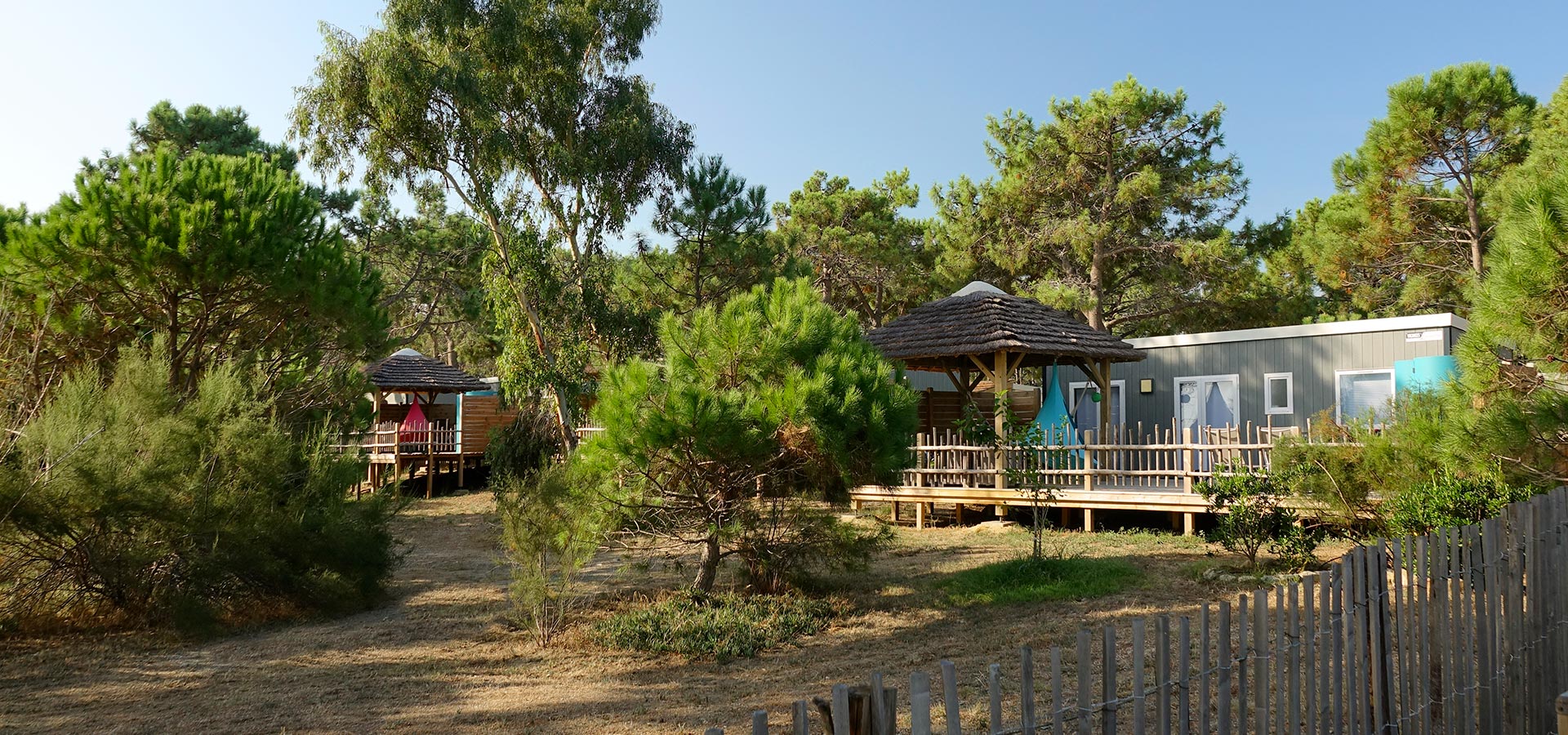 Camping san damiano bungalow luxe Capraia vue mer grande terrasse ensemble